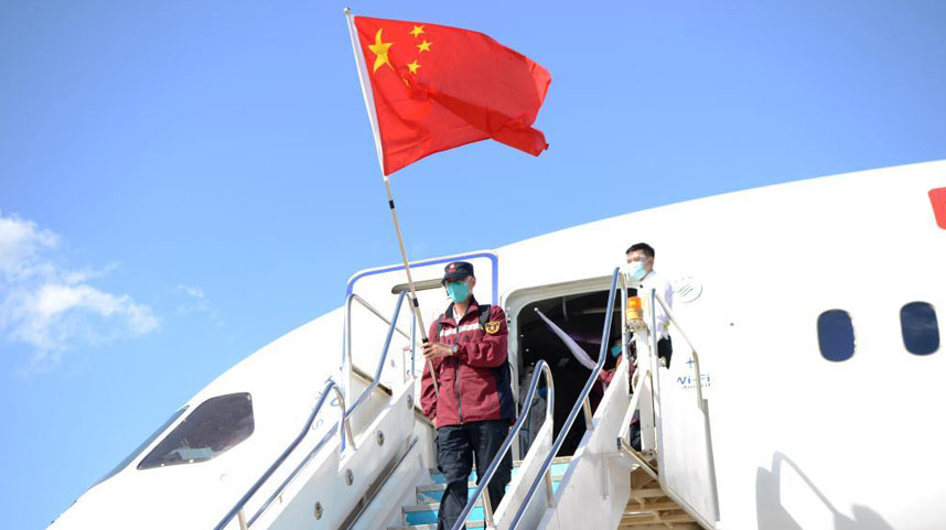 中国政府抗疫医疗专家组抵达老挝