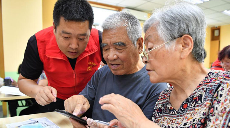 陕西咸阳：教老年人使用智能手机