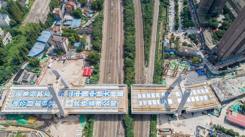 武汉建安街上跨铁路桥完成转体