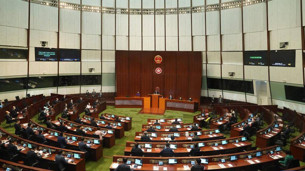 香港特区第七届立法会举行首次会议 国徽区徽首次同时亮相会议厅