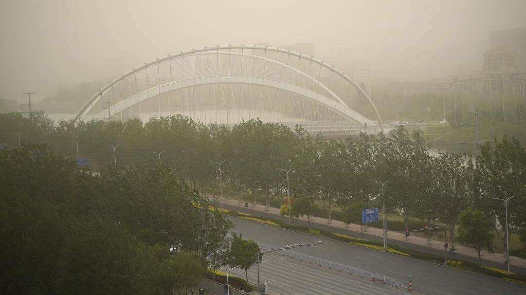 宁夏银川遭遇沙尘天气