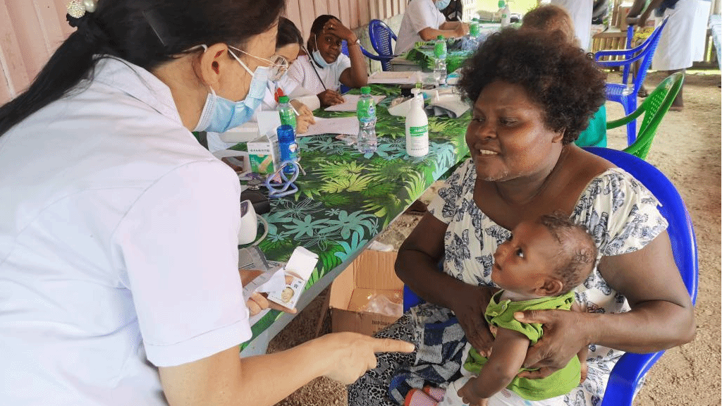 援所罗门群岛中国医疗队在所西部省开展义诊