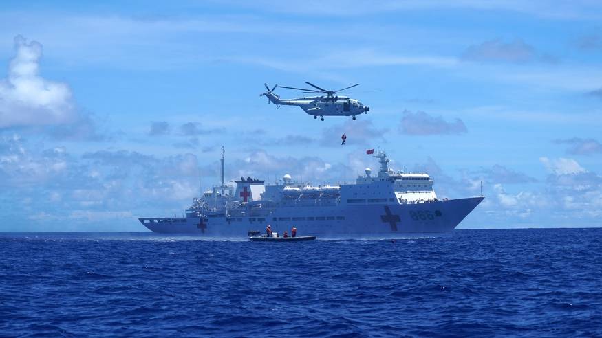 中国海军“和平方舟”号医院船在西太平洋开展海空立体医疗救护演练