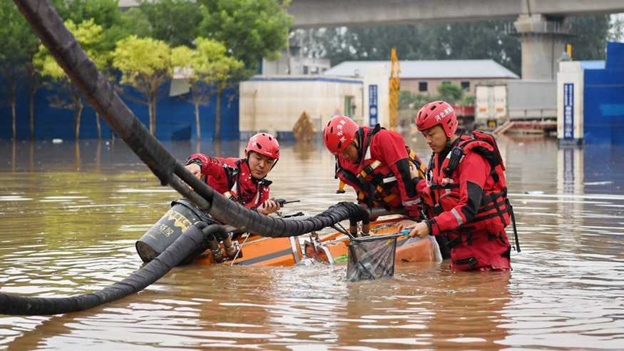 暴雨洪灾下中国救援力量守护民众安全