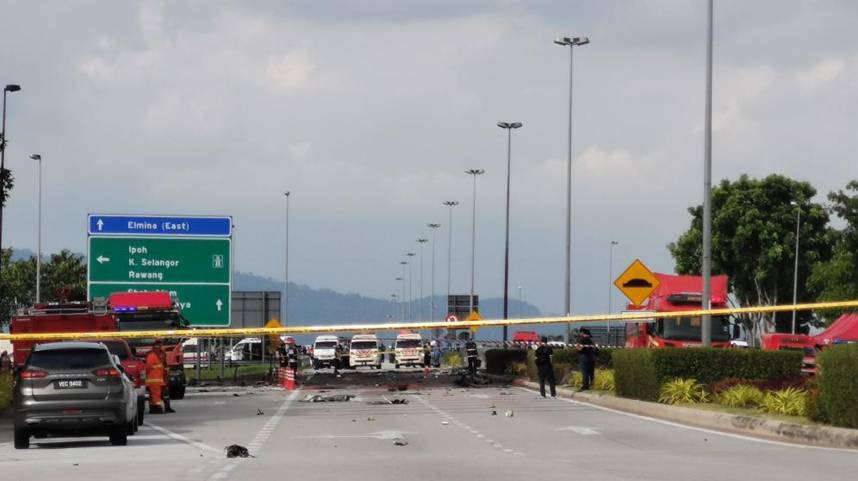 马来西亚一架小型飞机坠毁致10人死亡