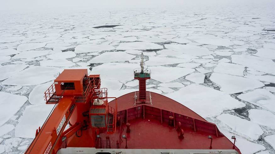 第40次南极考察 “雪龙2”号和 “天惠”轮结伴破冰航行