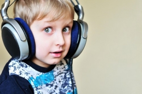 儿童5种行为易导致听力受损 赶快让孩子改