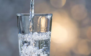成年人一天得喝多少水？怎么知道缺不缺水