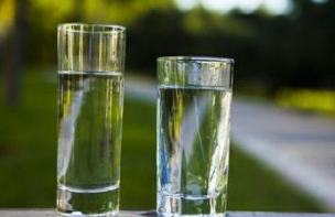 为何老年人应多喝水？每天喝多少水才健康