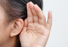 有这六个症状的人 要警惕耳聋眼花找上门