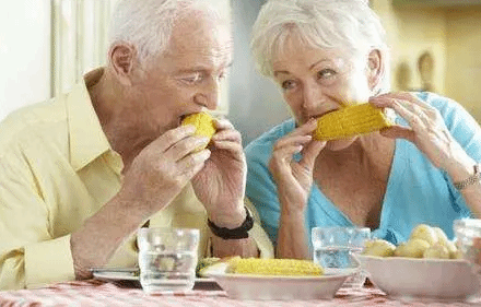 老人吃饭易噎食 老年人 噎食会有哪些表现
