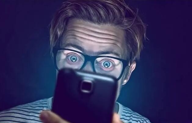 黑暗中看手机可能会诱发黄斑病变和青光眼