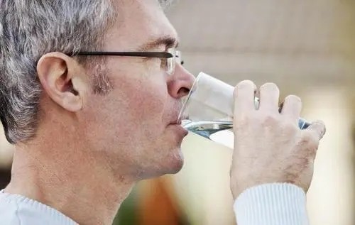 普遍老年男性喝水少？受到4种因素影响