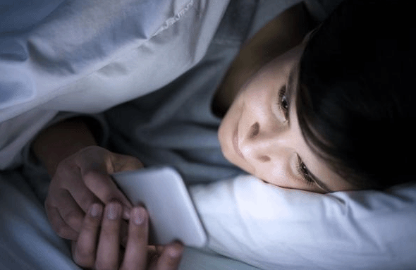 睡前玩手机当心带来4大危害 怎么才能睡个好觉