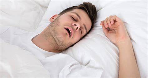 男子睡前玩手机患睡眠障碍 哪些习惯会影响睡眠
