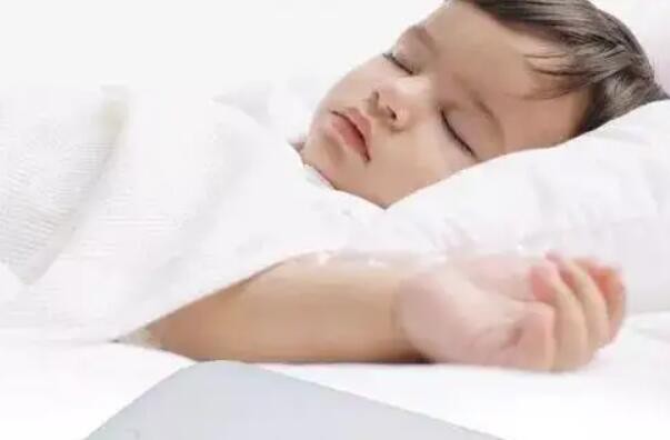 孩子睡觉总是翻来覆去怎么回事？原来是这样