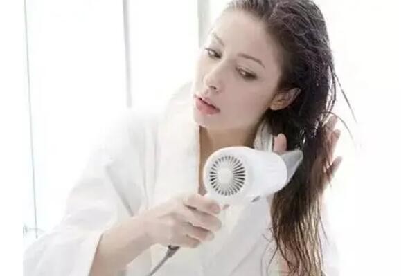 头发湿着睡觉会导致感冒吗？或带来3大影响