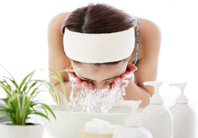 睡前不洗脸会有哪些危害？冬季护肤如何补水