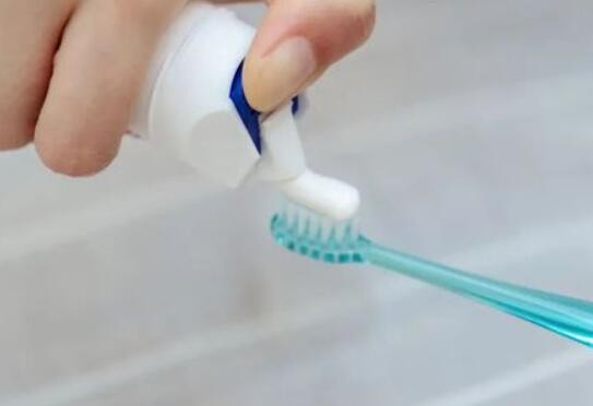 为什么强调饭后刷牙？4种方法来清洁牙菌斑