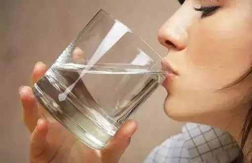 适当多喝点水是否有助于减肥 其原因什么