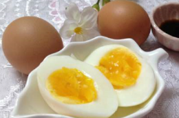 水煮蛋蛋黄外发绿属正常 鸡蛋煮多久才合适