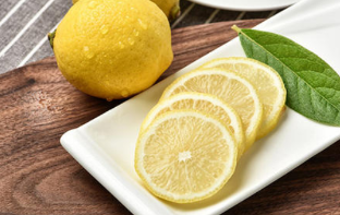 吃柠檬皮有哪些好处呢？可以促进皮肤健康