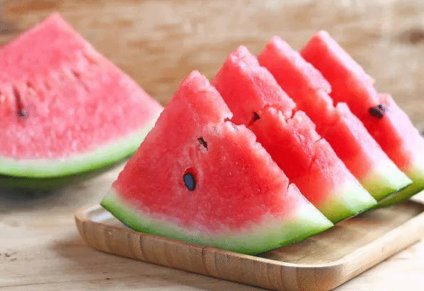 夏季吃西瓜好处不少 但这2种瓜劝你别吃