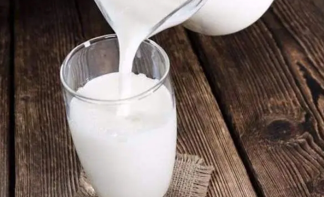 牛奶喝错了不仅无益甚至有害！如何选择适合的牛奶