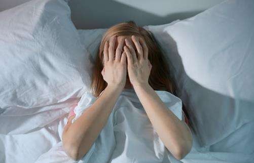 女子烦躁失眠患上情绪中暑 情绪中暑有哪些表现
