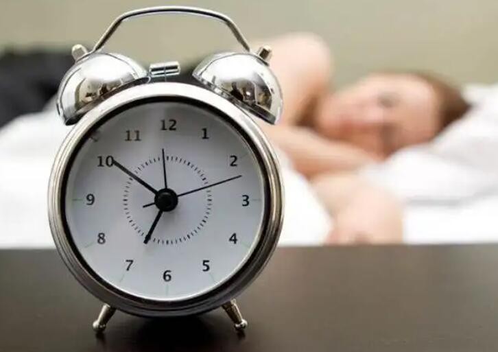 熬夜后白天睡足8小时就没事了？关于睡眠的4大误区