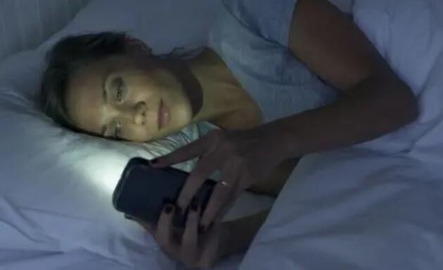 睡前玩手机可影响睡眠？这样做能降低睡前玩手机危害
