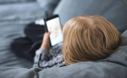 孩子玩手机上瘾怎么办？怎么帮助孩子走出上网成瘾
