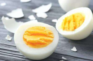吃鸡蛋时有哪些注意事项？要吃煮熟的鸡蛋