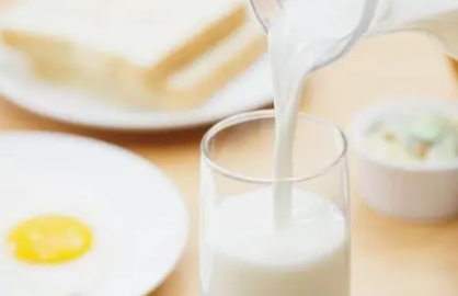 脱脂牛奶更健康吗？全脂牛奶没有那么可怕
