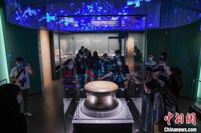 图为广西博物馆镇馆之宝“翔鹭纹铜鼓”吸引媒体代表关注。　陈冠言 摄