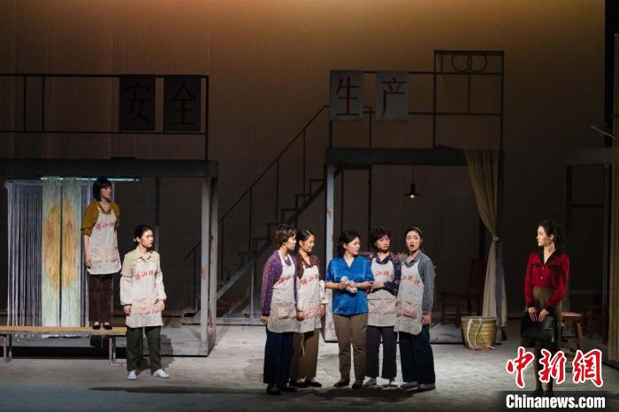 《破茧·成蝶》由上海戏剧学院硕博团队共同合作完成。　吴云 摄