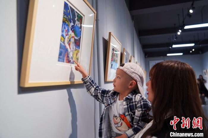 首届黑龙江省少儿版画展开展百幅作品引八方游客参观