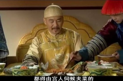 皇帝吃饭有很多菜品 要是吃不完改怎么办呢