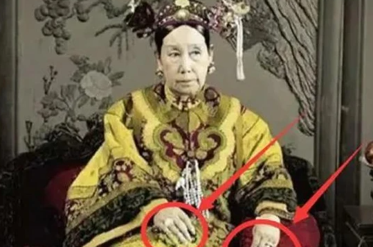清朝嫔妃为何都戴着很长的指甲套？有两个作用