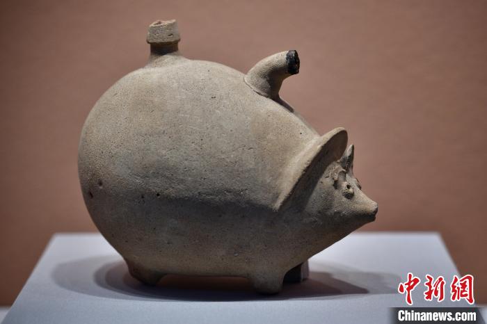 图为刺猬形奠酒容器，乌鲁克文化，距今6000年-5100年。　韦亮 摄