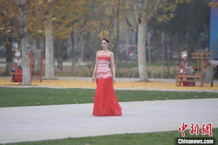11月6日，以戏曲等传统文化元素跨界运用为主题的服饰演绎在北京园博园上演。　<a target='_blank' href='/'>中新社</a>记者 田雨昊 摄