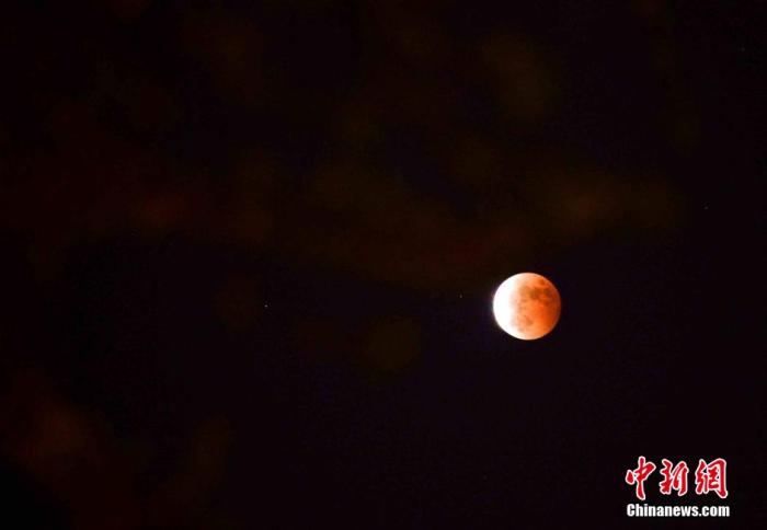 资料图：“红月亮”亮相福州上空。王东明 摄
