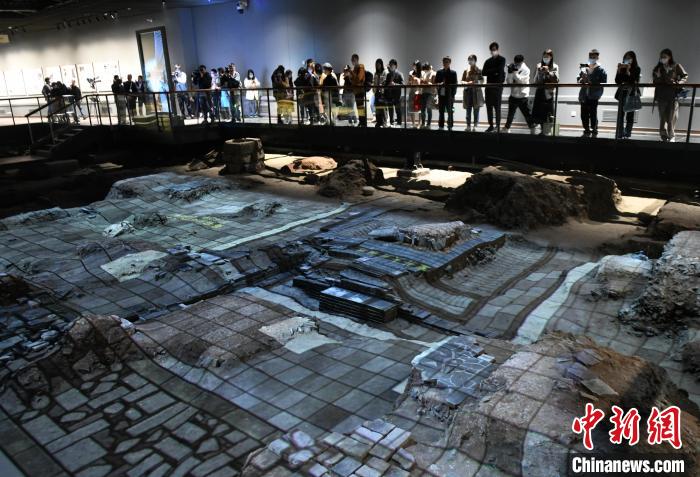 媒体记者参观南宋德寿宫遗址博物馆 王刚 摄