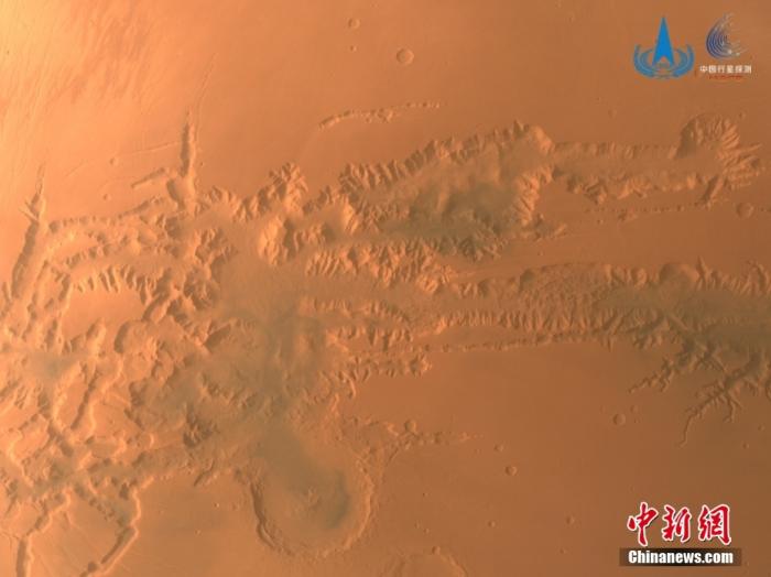 资料图：中国国家航天局6月29日公布天问一号探测器近期拍摄的火星影像。图为中分相机拍摄的水手大峡谷西部地貌影像，水手大峡谷东西延伸超过4000千米，南北宽150千米-700千米，最深可达7千米。 <a target='_blank' href='/'>中新社</a>发 中国科学院国家天文台 供图