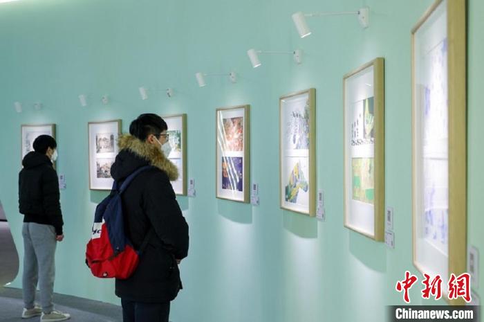参观者在上海宝山国际民间艺术博览馆的实体展厅观摩插画作品。　上海宝山国际民间艺术博览馆 供稿 摄
