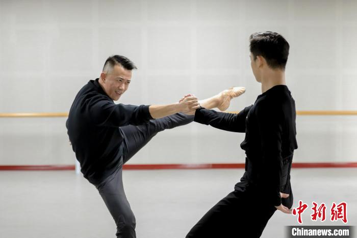 图为2022中国顶尖舞者成长计划专业老师指导学员。　重庆演艺集团 摄