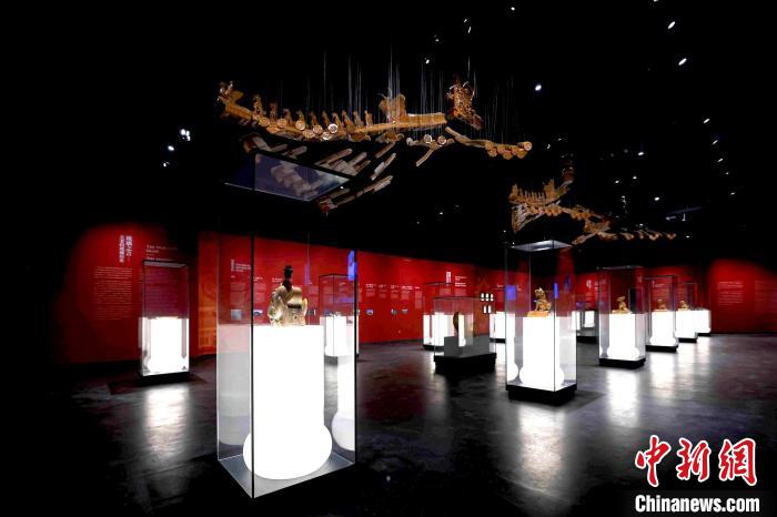 琉璃展厅，用琉璃瓦摆出的故宫三大殿屋脊造型悬挂半空。　北京市门头沟区供图