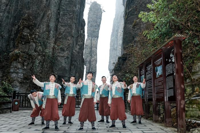 湖北7青年创新“稀奇民歌”推广土家传统文化