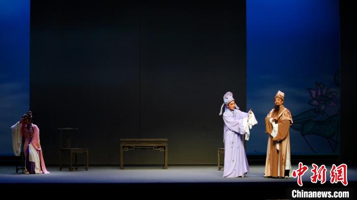 2月14日晚，由著名昆曲表演艺术家汪世瑜先生执导的越剧《狮吼记》在福州芳华剧院首演。　蒋芃 摄
