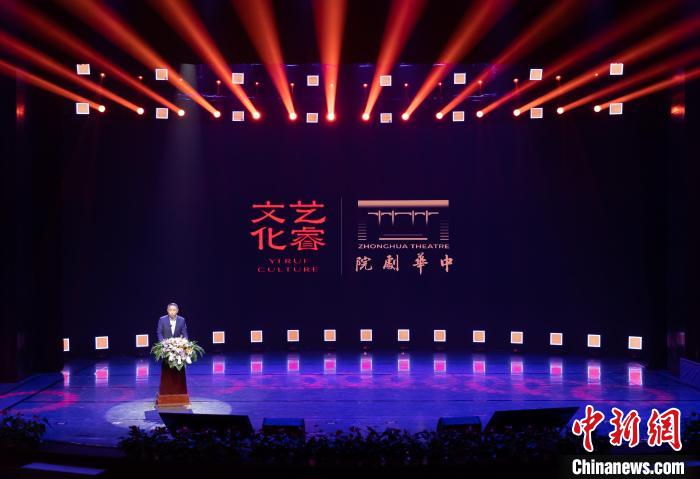 天津艺睿文化传播有限公司总经理宋本敬在发布会上介绍本次展演活动相关内容。　王在御 摄